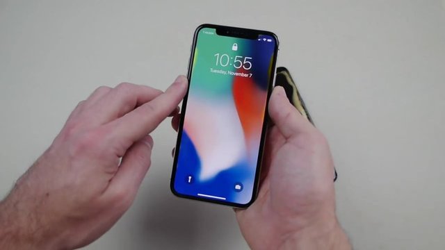 iPhone X testi ufak hasarla atlatıyor.