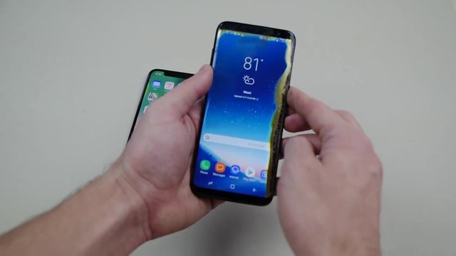 Samsung S8 ise ekranı çalışmasına rağmen kullanılamaz durumda.