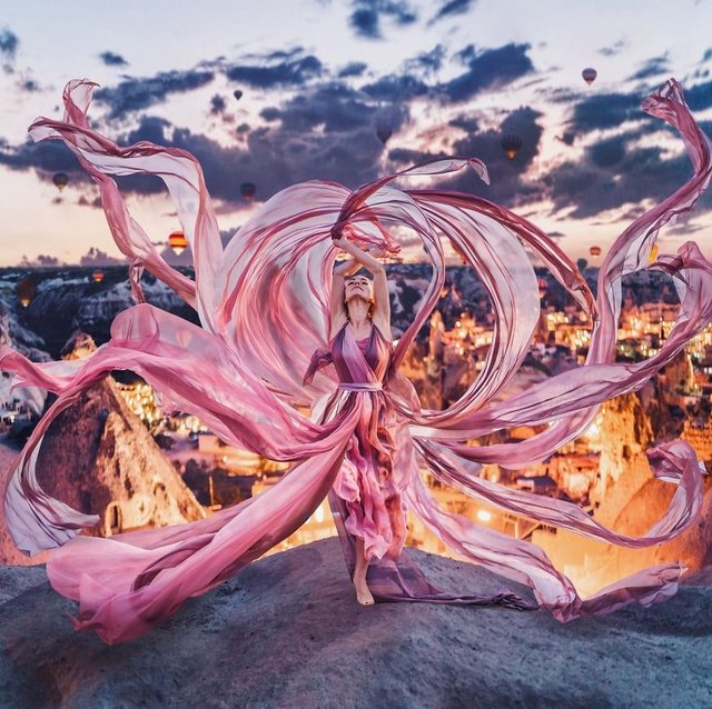 ÜNLÜ FOTOĞRAÇIDAN BAŞ DÖNDÜREN KARELER - Kristina Makeeva, hem gezmeyi, hem de fotoğraf çekmeyi çok seviyor. Makeeva, kadınların dünyanın en güzel görüntülerinden olduğunu düşünüyor. Bunu daha güzel yapabilecek tek şeyin de masalsı arka fonların olduğunu belirtiyor. Diğer yandan Rus fotoğrafçı bu kareyi Kapadokya'da çekmiş...