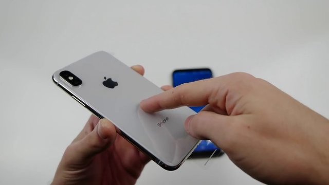 Youtube'da 5 milyondan fazla abonesi olan TechRax kanalı, piyasaya yeni çıkan iPhone X ve Samsung S8'i ilginç bir dayanıklılık testine tabi tuttu.