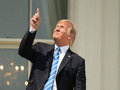 <p>ABD Başkanı Donald Trump ve eşi Güneş tutulmasını Beyaz Saray'ın balkonundan izledi.</p>