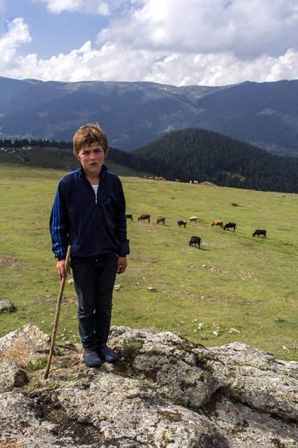 Hayatın zorluklarıyla yaşayanları bilsinler istedim. Hatta bu yıl da Eren´in hikayesiyle derse başlayacağım. Onun şehit olması beni derinden yaraladı. O unutulmasın istiyorum" dedi.