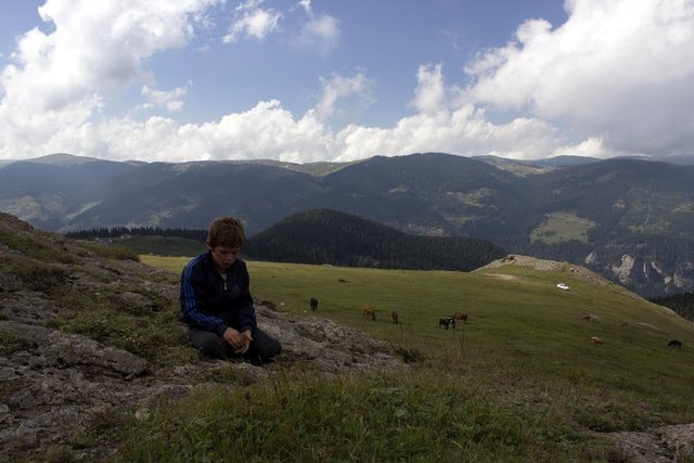 DHA'nın haberine göre, 2014 yılı Temmuz ayında çekilen fotoğrafların hikayesini ve Eren ile sohbetini anlatan matematik öğretmeni Karahasanoğlu, "Fotoğraf merakım var. İstanbul´da yaşıyorum ama Trabzon büyüklerimizin toprağı. Fotoğraf yolculuğum esnasında, Çamlıdüz Yaylası'nda Eren ile tanışmış ve onu fotoğraflamıştım. 