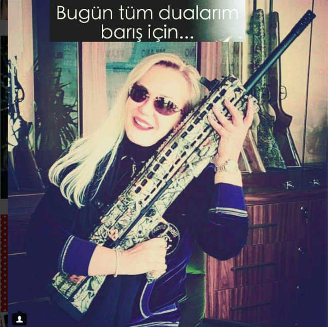 Bu karede ise Aker, "Bugün tüm dualarım barış için" yazıyordu...