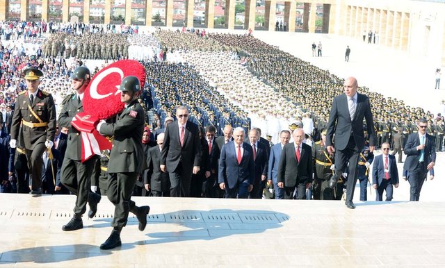 Cumhurbaşkanı Recep Tayyip Erdoğan, TBMM Başkanı İsmail Kahraman, Başbakan Binali Yıldırım, Genelkurmay Başkanı Hulisi Akar, CHP Genel Başkanı Kemal Kılıçdaroğlu, MHP Genel Başkanı Devlet Bahçeli, Anayasa Mahkemesi Başkanı Zühtü Arslan, Danıştay Başkanı Zerrin Güngör, ve beraberindeki devlet erkanı, Atatürk'ün huzuruna çıktı.