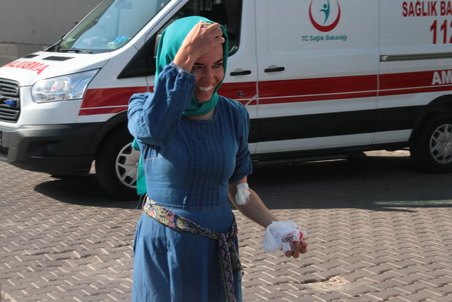 İHA'nın haberine göre, Kayseri'de bayram namazının kılınmasıyla birlikte vatandaşlar kurbanlarını kesmek için belediyelerin hazırladığı kesim yerlerine gitti. 