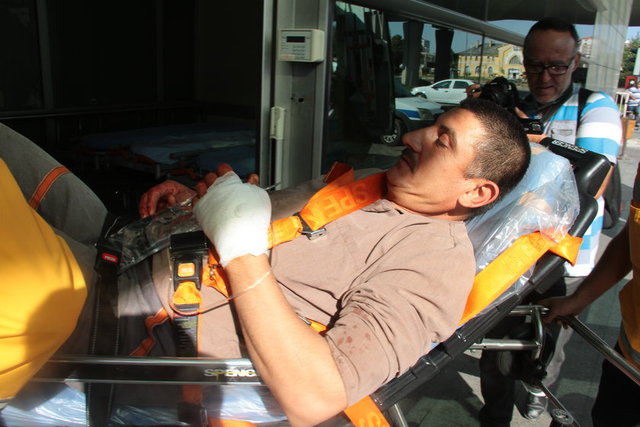 Kurbanların kesilmeye başlamasıyla beraber kendilerini yaralayan kasaplar ise, Eğitim ve Araştırma Hastanesi acil servisine akın etti.