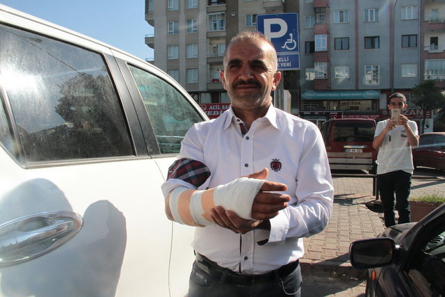  Ambulans ile hastaneye getirilen bir kasap ise gazetecilere, "Haber yapmayın, acemi kasap değilim" dedi. 