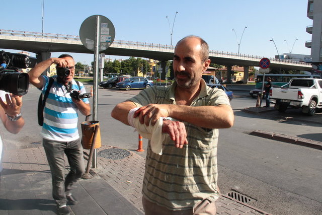 Tosun kovalarken kolunu kıran bir başka vatandaş da, yakınları tarafından hastaneye getirildi.
