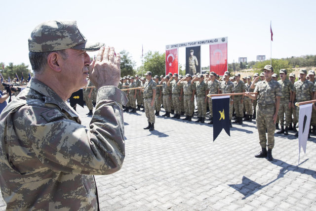 Genelkurmay Başkanı Orgeneral Hulusi Akar (ortada), Kara Kuvvetleri Komutanı Orgeneral Yaşar Güler (solda), Deniz Kuvvetleri Komutanı Koramiral Adnan Özbal (sol 2), Hava Kuvvetleri Komutanı Orgeneral Hasan Küçükakyüz (sol 3), Şanlıurfa ziyareti kapsamında 20. Zırhlı Tugay Komutanlığı'nı ziyaret etti. Orgeneral Akar, burada görevli personelin bayramını kutladı.
