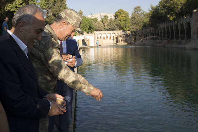 Namazın ardından Akar ,Fakıbaba ve komutanlar, Balıklıgöl'de balıklara yem attı.