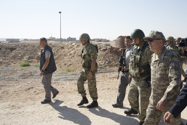 Genelkurmay Başkanı Orgeneral Hulusi Akar, Süleyman Şah Türbesi'ni ziyaret ederek, bölgede inceleme ve denetlemelerde bulundu.