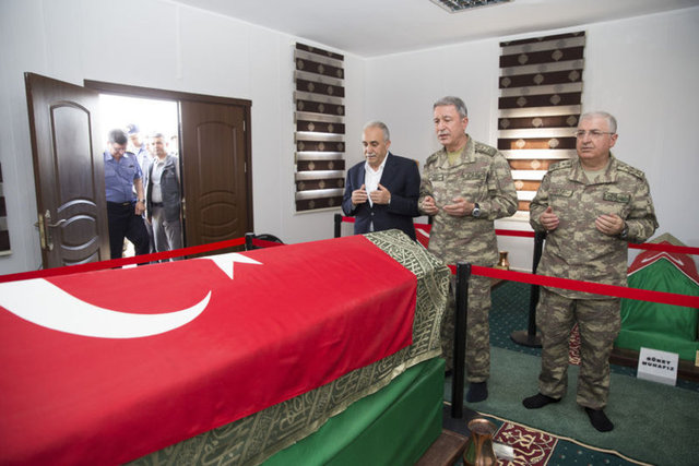 Orgeneral Akar, Dergah Camisi'nde kıldığı bayram namazının ardından vatandaşlarla bayramlaştı. Akar, daha sonra Süleyman Şah Türbesi'ni ziyaret etti.