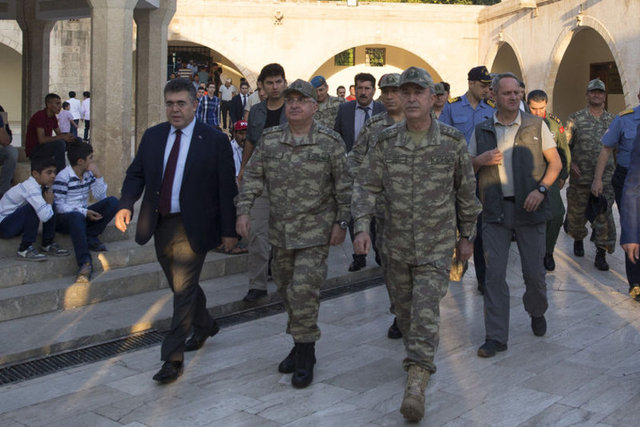Genelkurmay Başkanı Orgeneral Hulusi Akar, Gıda, Tarım ve Hayvancılık Bakanı Ahmet Eşref Fakıbaba ile Şanlıurfa'da bayram namazı kıldı, vatandaşlarla bayramlaştı. Akar'a, Kara Kuvvetleri Komutanı Yaşar Güler de eşlik etti. 