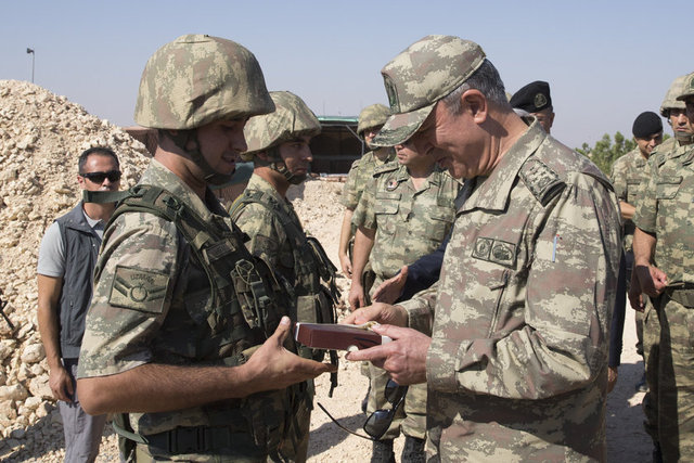 Burada dua eden ve askeri personel ile bayramlaşan Akar, askerlerle tokalaşarak bayram hediyesi verdi.
