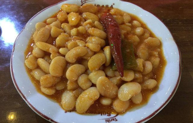 ERZİNCANLI ALİ BABA - İstanbul, Süleymaniye - NE YENİR? - Fasulye, turşu, ekmek, taze fasulye, patlıcan, güveç