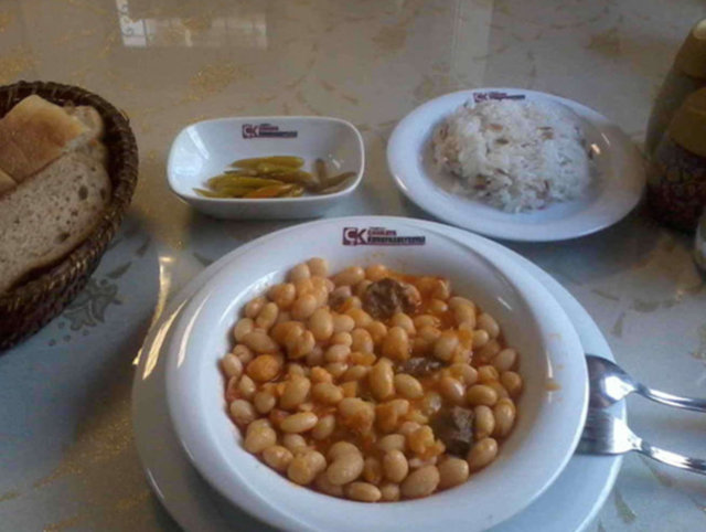 ÇANKAYA KURUFASULYECİSİ - İzmir, Kemeraltı - NE YENİR? - Sade, sucuk ve pastırmalı fasulye, pilav, acıbiber turşusu -  