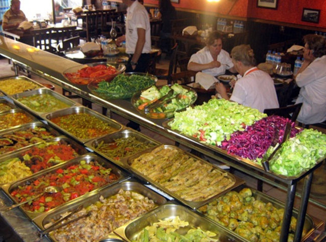 PAŞA ÇORBACISI - Balıkesir, Ayvalık Çarşı  - NE YENİR?  - Kuru, pilav, bamya, kabak dolma, kalbura bastı, lor tatlısı 