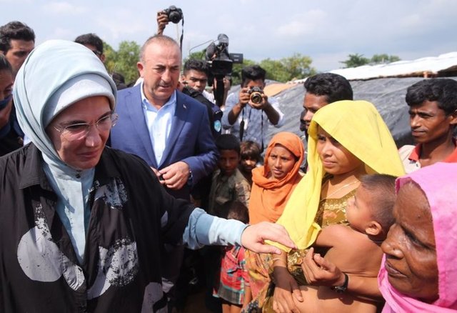 Emine Erdoğan ve beraberindeki heyet, Arakanlı sığınmacıların kaldığı Kutupalong Kampı'nı ziyaret ettikten sonra kamp yetkililerinden bilgi aldı.