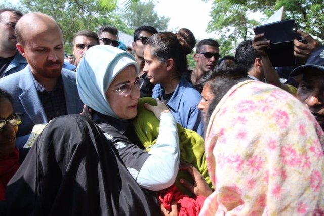 Emine Erdoğan'a, oğlu Bilal Erdoğan'ın yanı sıra Aile ve Sosyal Politikalar Bakanı Fatma Betül Sayan Kaya ile AK Parti İnsan Haklarından Sorumlu Genel Başkan Yardımcısı ve İstanbul Milletvekili Ravza Kavakcı Kan refakat ediyor.