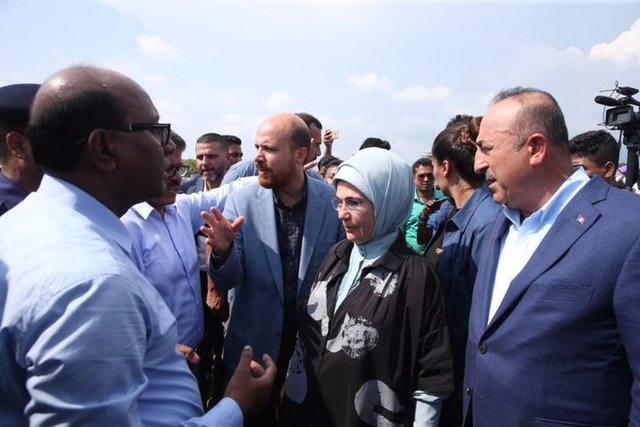 Kampı ziyaret eden Türk heyete büyük ilgi gösteren Arakanlı Müslümanlar, dağıtılan yardımların ardından heyetle fotoğraf çektirdi.