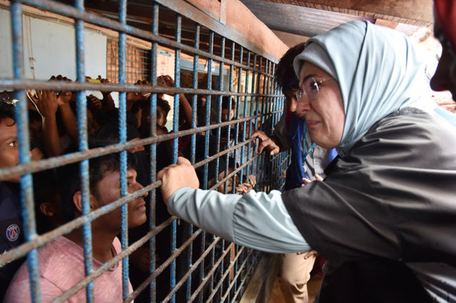 Heyette yer alan Dışişleri Bakanı Mevlüt Çavuşoğlu da Myanmar'daki şiddet olaylarından kaçarak kampa gelen Arakanlı Müslümanların yanında olduklarını göstermek için Bangladeş'e geldiklerini belirterek, şunları kaydetti: