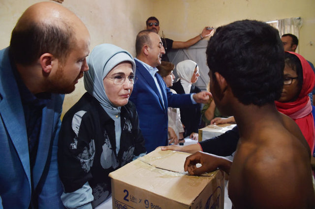 Emine Erdoğan ve beraberindeki heyet, Arakanlı sığınmacıların Bangladeş'te barındıkları Kutupalong Kampı'nı ziyaret etti. Yaşanan olaylar hakkında mağdurlardan bizzat bilgi alan Erdoğan, şu ifadeleri kullandı: