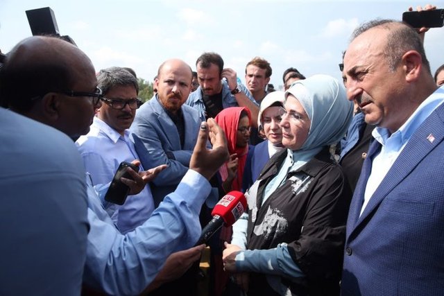 Kampta kalan Arakanlı Müslümanlara yardım dağıtan Emine Erdoğan, Bakan Çavuşoğlu ile Aile ve Sosyal Politikalar Bakanı Fatma Betül Sayan Kaya kampta kalan ailelerin yaşadıkları acıları dinledi. Sığınmacıların yaşadıkları zorlukları anlatmasının ardından duygulanan Erdoğan, bazı çocukları kucağına alarak sarıldı. -  