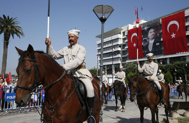 Atlı süvari birliklerinin kente girişi canlandırıldı.
