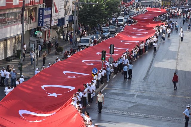 Basmane Karakolu önünde başlayan Zafer Yürüyüşü'nde 350'şer metrelik Türk bayrağı ve Atatürk portresi Cumhuriyet Meydanı'na taşındı.