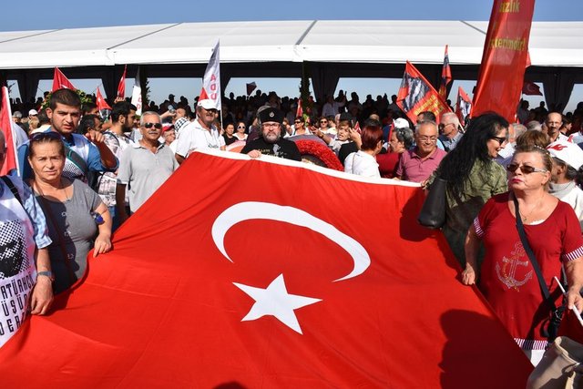 Cumhuriyet Meydanı'ndaki törene Vali Erol Ayyıldız, Büyükşehir Belediye Başkanı Aziz Kocaoğlu, Ege Ordu Komutanı Orgeneral Abdullah Recep, Güney Deniz Saha Komutanı Tümamiral Aydın Şirin ve İzmir Cumhuriyet Başsavcısı Mustafa Doğru katıldı.