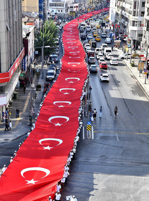  Ardından Hükümet Konağı önünde Başbakan Binali Yıldırım'ın da katılımıyla tören düzenlendi.