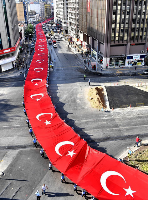 Büyükşehir Belediye Başkanlığı Bandosu'nun çaldığı marşlar eşliğinde yürüyen korteje çevredeki vatandaşlar da alkışlarla destek verdi.