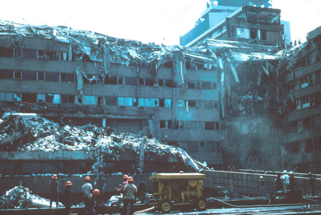 19 Eylül 1985 yılında Meksika'nın başkenti Meksiko'da 8.0 büyüklüğündeki meydana gelen depremde resmi rakamlara göre 5 bin, Fransız uzmanların tahminlerine göre ise 10 bin-30 bin kişi hayatını kaybetmişti.