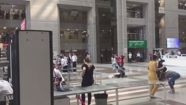 İstanbul Çağlayan Adliyesi önünde silahlı çatışma çıktı. Çatışmada 1 kişi yaralandı, 7 kişi gözaltına alındı.