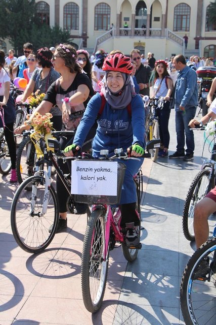 Manisalı süslü kadınlar pedal çevirerek egzoz kokularına parfüm kokuları karıştırdı. Öğretmen Özlem Şahin liderliğinde bir araya gelen yaklaşık 500 kadın ve erkekten oluşan Süslü Kadınlar Bisiklet Turu Manisa'da bu yıl ilk kez gerçekleştirildi.