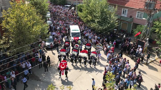 Hakkari'de Tekeli Üs bölgesine PKK'lı teröristlerin Kuzey Irak'tan düzenlediği saldırıda şehit olan sözleşmeli er 25 yaşındaki Sercan Fidan'ın cenazesi, memleketi Edirne'nin Meriç İlçesi'ne bağlı 2 bin nüfuslu Küplü Beldesi'nde 10 bin kişinin katıldığı törenin ardından toprağa verildi.