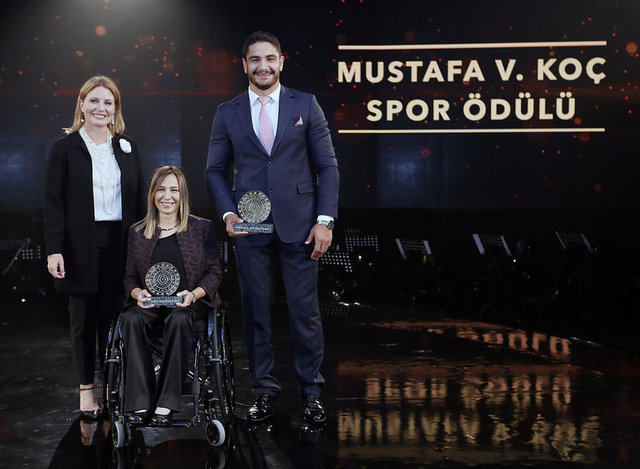 CAROLINE KOÇ, TAHA AKGÜL, GİZEM GİRİŞKEN