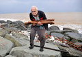 <p>Rize'nin Çayeli ilçesinde 84 yaşındaki Cevat Ketenci, selin denize sürüklediği odunları toplayanlar arasındaydı. (DHA)</p>