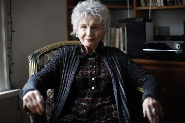 Alice Munro - 2013 Nobel Edebiyat Ödülüne layık görülmüştür. -  