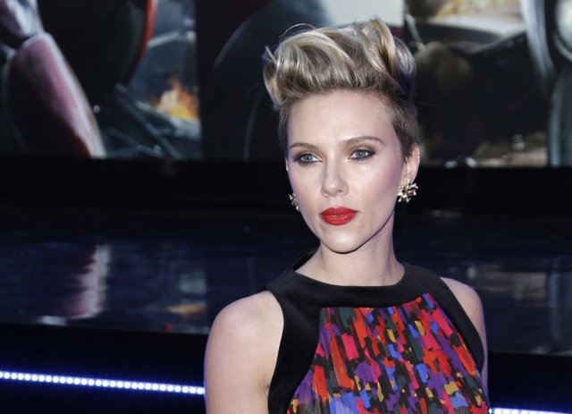 3. Kalp şeklinde yüz veya ters üçgen - Scarlett Johansson ve Reece Witherspoon  - Alın ve elmacık kemikleri daha geniştir. Çene ve çene hattı daha dardır. Dr. De Silva: "Birçok kadının istediği güzel bir yüz hattıdır." -  