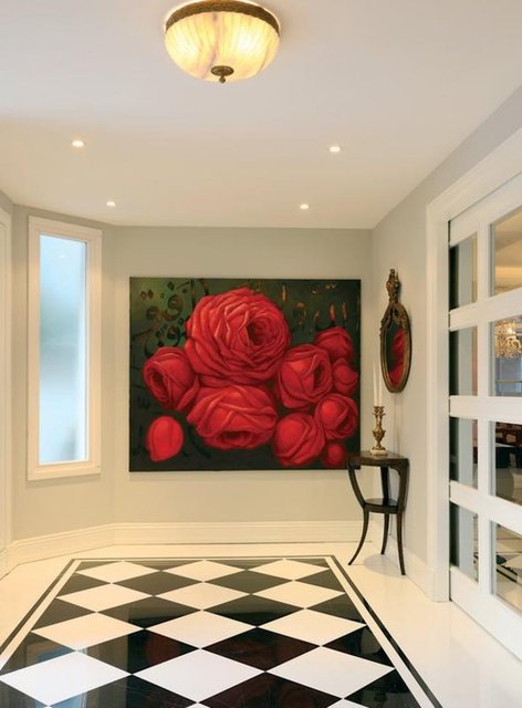 Zemininde tassos ve siyah mermer kullanılan antrenin duvarlarını renk renk tablolar süslüyor.