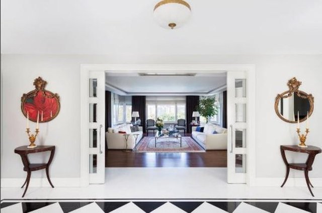 Yemek köşesinde kullanılan aynalar, masa, tablolar, antika aksesuarlar tamamıyla Demet Şener'in seçimi... Oldukça sade döşenen evin tamamında siyah ve beyaz renkleri hakim...