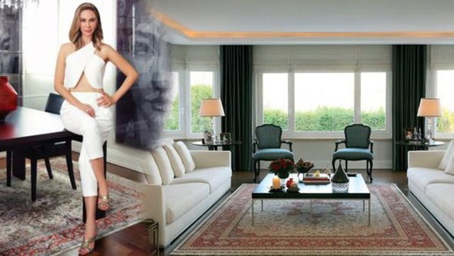 İbrahim Kutluay ile boşanma davası süren demet Şener, Levent'teki üç katlı villasını Instyle Home ekim sayısına açtı.