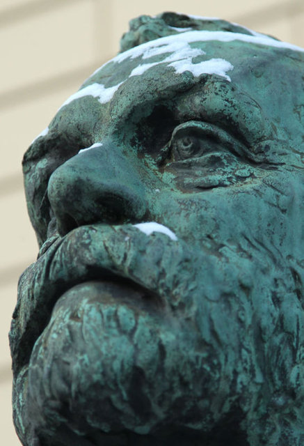 "Ölüm tüccarı öldü." başlığıyla verilen ilan Alfred Nobel' i oldukça üzdü. Bu nedenle Alfred Nobel bir katil olarak anımsanmamak için vasiyetinde servetinin bir kısmının her yıl dünyaya önemli katkılarda bulunanlara verilmesini istedi. -  