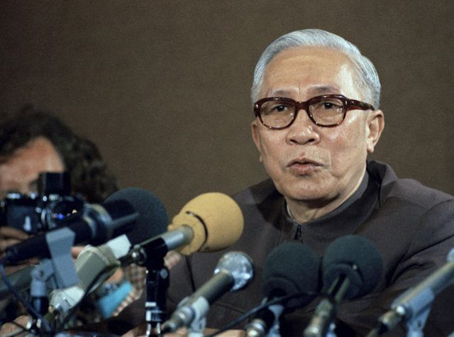 Nobel Barış Ödülü'nü reddeden tek kişi Vietnamlı siyasetçi Le Duc Tho'dur. Çünkü ödüle layık görüldüğü 1973 yılında Vietnam'ın durumu iyi değildi ve Le Duc Tho da bunu gerekçe göstererek ödülü kabul etmedi.  -  