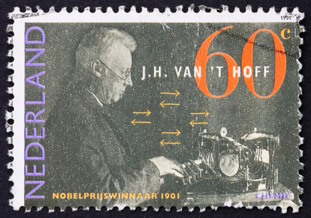 İlk Nobel Kimya Ödülü'nü, çözeltiler üzerine yaptığı çalışmaları sonucu Jacobus H. van 't Hoff aldı.