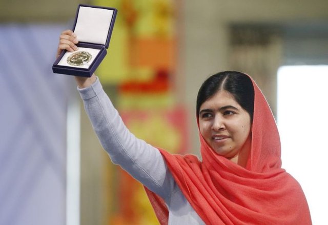 Malala Yusufzay kızların okuması için yürüttüğü kampanyalar nedeniyle 17 yaşında 2014'te Nobel Barış Ödülü'ne layık görüldü.