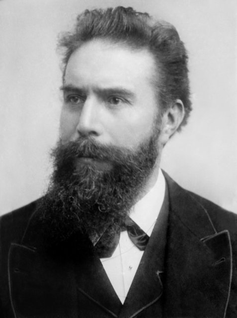 İlk Nobel Fizik Ödülü, x-ışını keşfinden ve sunduğu üstün hizmetlerden dolayı Alman Wilhelm Conrad Röntgen'e verildi.