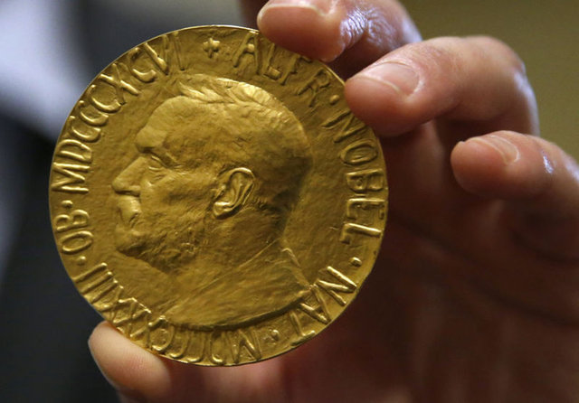 Alfred Nobel'in vasiyeti arasında bulunmasa da 1969'dan itibaren ekonomi dalı da Nobel Ödülleri arasındaki yerini aldı. -  